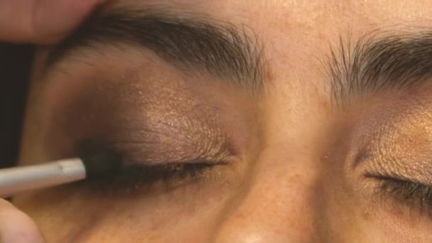 Maquillaje artista con movimientos rápidos con un cepillo aplica sombra — Vídeos de Stock