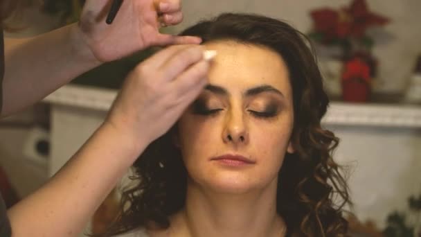 Make-up umělec houby dívky tvář — Stock video