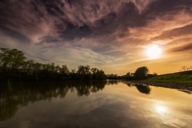 Doğu Avrupa 'nın ücra bir kırsalında güzel bir sonbahar nehri gün batımı