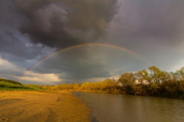 Doğal göl üzerinde uğursuz fırtınalı gökyüzü