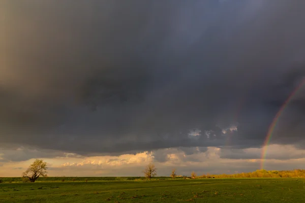 Bedrohlich stürmischer Himmel über natürlichem See — Stockfoto