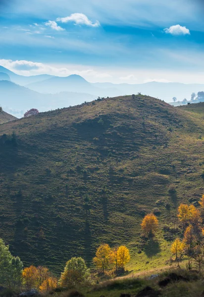 Octubre paisaje otoñal en zona montañosa remota — Foto de Stock