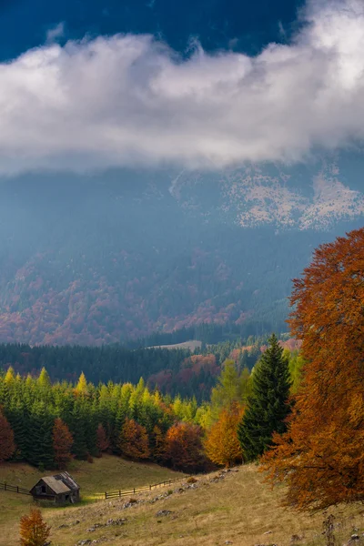 Október az őszi táj távoli hegyvidéki — Stock Fotó