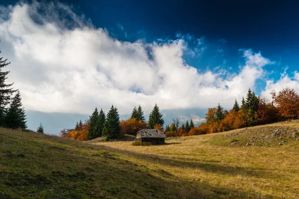 Október az őszi táj távoli hegyvidéki — Stock Fotó