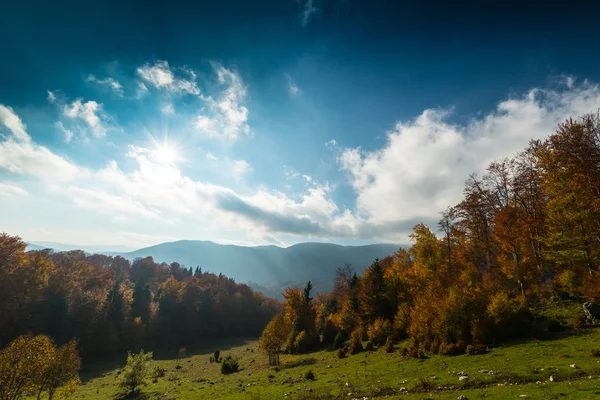 Oktober pemandangan musim gugur di daerah pegunungan terpencil — Stok Foto