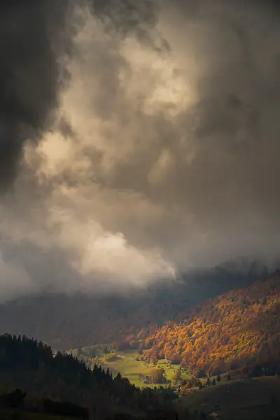 Herbstliche Landschaft Den Bergen Mit Schönem Laub Und Dramatischen Regenwolken — Stockfoto