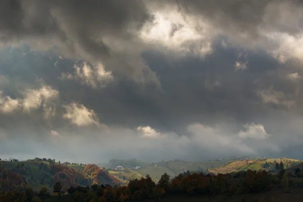 Paysage Automne Dans Les Montagnes Avec Beau Feuillage Des Nuages — Photo