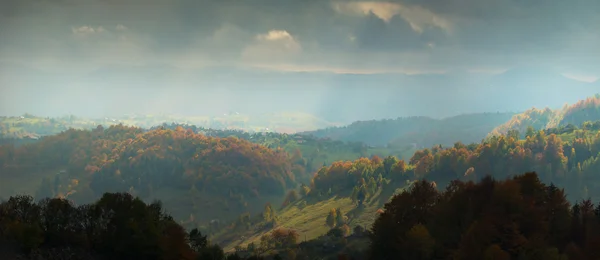 Lebendige Herbstfarben Einem Sonnigen Tag Den Bergen Mit Dramatischen Gewitterwolken — Stockfoto