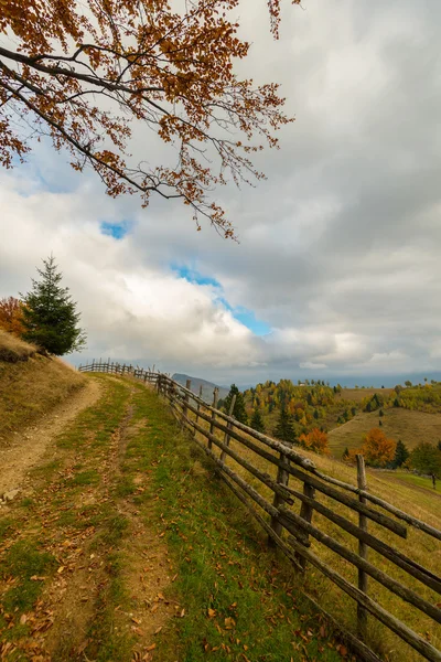 Panorama van de herfst in de bergen — Stockfoto