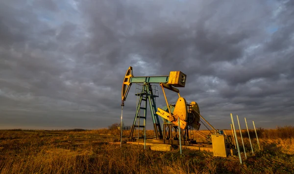 Operating oil and gas well, in remote field — Stock Photo, Image