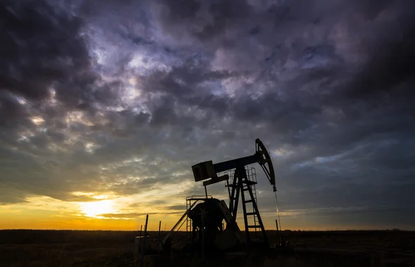 Pozzo petrolifero e gas funzionante, in campo remoto — Foto Stock