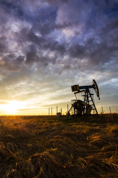 Poço de petróleo e gás operacional, em campo remoto — Fotografia de Stock