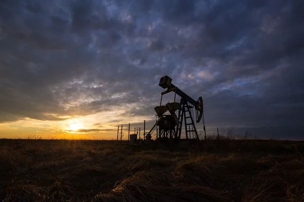 Pozo de petróleo y gas operativo, en campo remoto — Foto de Stock