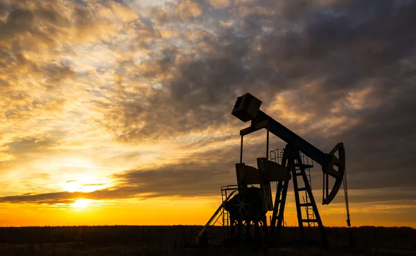 Pozo de petróleo y gas operativo, en campo remoto — Foto de Stock