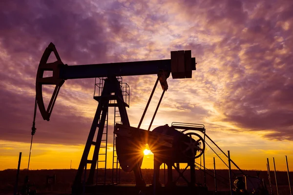 Pozo de petróleo y gas operativo, en campo remoto — Foto de Stock