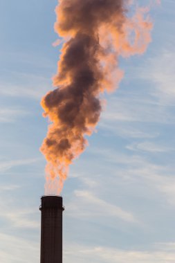 Duman yığınları ile endüstriyel cityscape