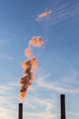 Duman yığınları ile endüstriyel cityscape