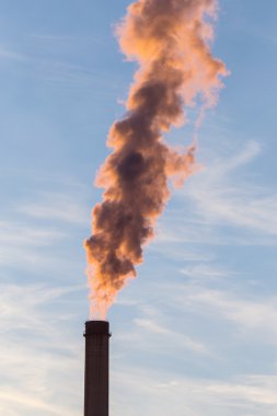 Duman yığınları ile endüstriyel cityscape