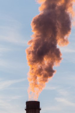 Duman yığınları ile endüstriyel cityscape