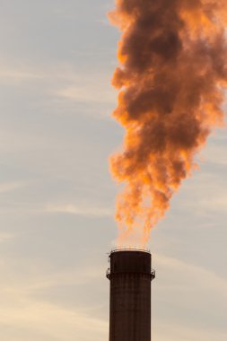 Duman yığınları ile endüstriyel cityscape