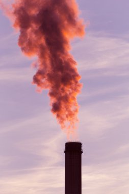Duman yığınları ile endüstriyel cityscape