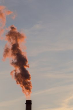 Duman yığınları ile endüstriyel cityscape