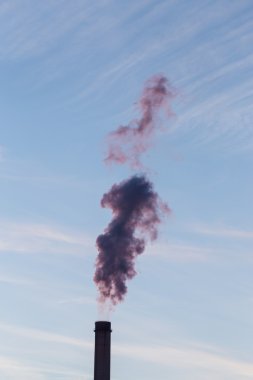 Duman yığınları ile endüstriyel cityscape