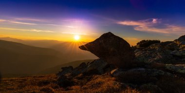 Dağlarda sıcak gün batımı