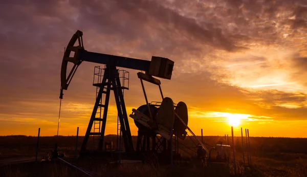 Pozo de petróleo y gas operativo, en campo remoto — Foto de Stock