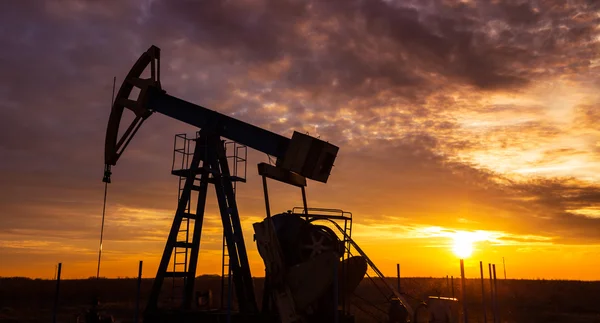 Pozo de petróleo y gas operativo, en campo remoto — Foto de Stock