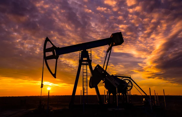 Pozo de petróleo y gas operativo, en campo remoto —  Fotos de Stock