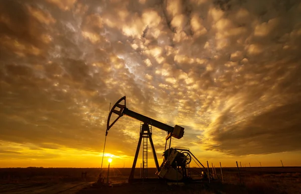 Pozo de petróleo y gas operativo, en campo remoto — Foto de Stock