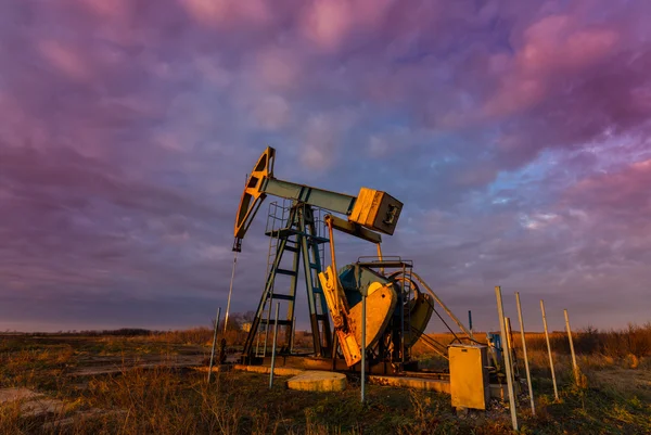 Pozo de petróleo y gas operativo, en campo remoto — Foto de Stock