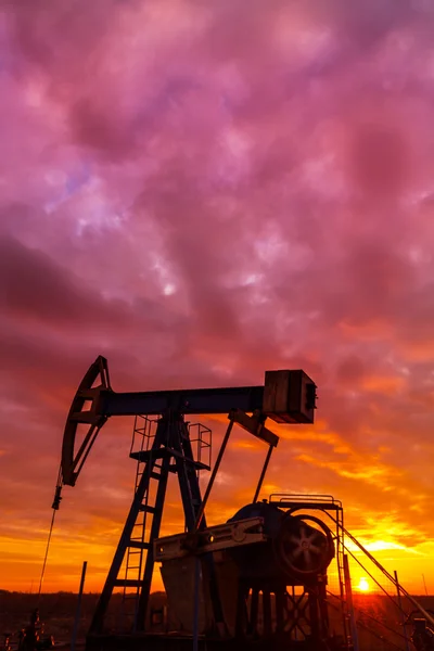 Pozo de petróleo y gas operativo, en campo remoto — Foto de Stock