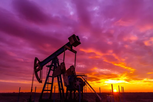 Poço de petróleo e gás operacional, em campo remoto — Fotografia de Stock