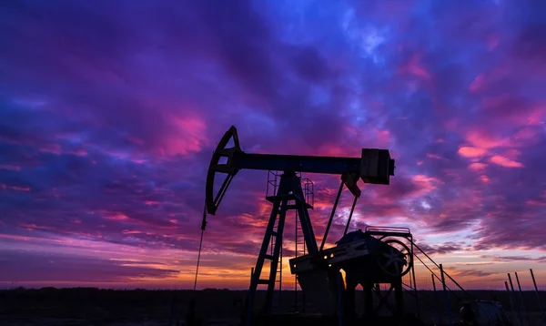 Operating oil and gas well, in remote field — Stock Photo, Image