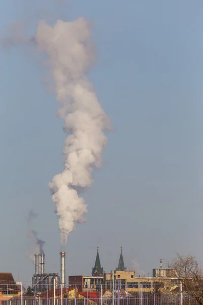 Paisaje urbano industrial con pilas de humo —  Fotos de Stock