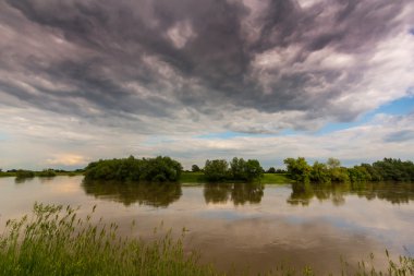 Fırtınalı gökyüzünde uğursuz: Bahar, vahşi nehir üzerinde