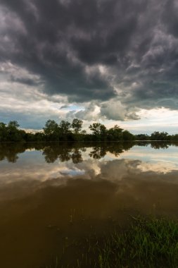 Fırtınalı gökyüzünde uğursuz: Bahar, vahşi nehir üzerinde
