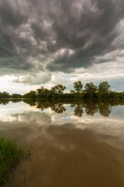 Fırtınalı gökyüzünde uğursuz: Bahar, vahşi nehir üzerinde