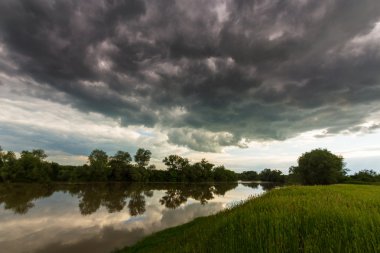 Fırtınalı gökyüzünde uğursuz: Bahar, vahşi nehir üzerinde