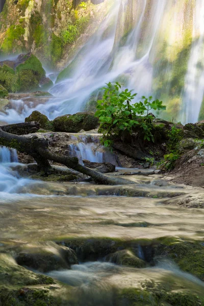 Krásné Vodopády Hluboko Lese Jaře — Stock fotografie