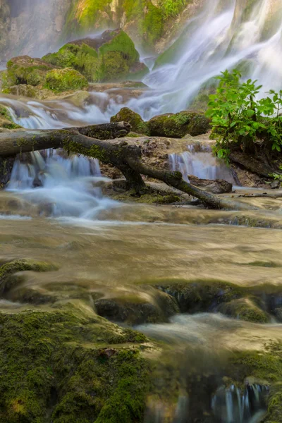 Krásné Vodopády Hluboko Lese Jaře — Stock fotografie