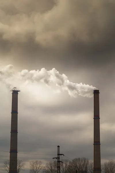 Тяжелый Дым Пар Извергающиеся Угольной Электростанции — стоковое фото