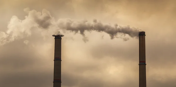 Тяжелый Дым Пар Извергающиеся Угольной Электростанции — стоковое фото