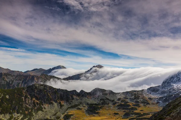Espetacular paisagem montanhosa nos Alpes, com mar de nuvens — Fotografia de Stock