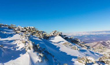 Dağlarda, parlak güneşli bir günde güzel kış manzarası