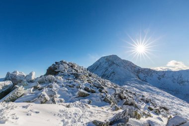 Dağlarda, parlak güneşli bir günde güzel kış manzarası