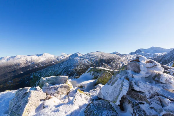 Prachtige winter-landschap in de bergen, op een zonnige dag — Stockfoto