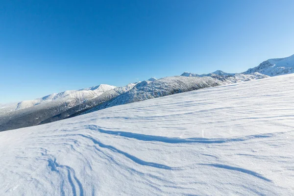 Hermoso paisaje de invierno en las montañas, en un día soleado brillante —  Fotos de Stock